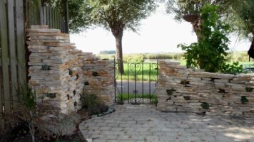 Flagstone muur gestapeld in de tuin